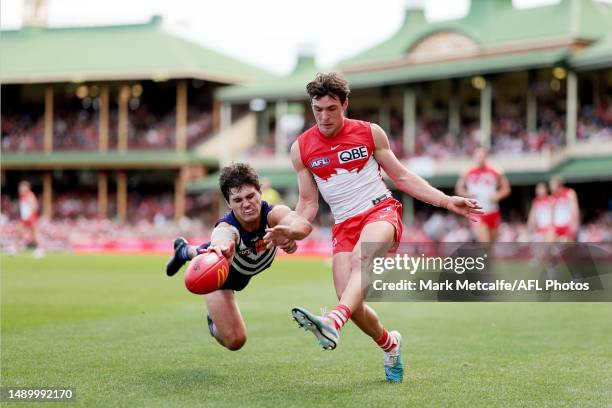 Errol Gulden of the Swans is challenged by Lachie Schultz of the Dockers as he kicks ahead during the round nine AFL match between Sydney Swans and...