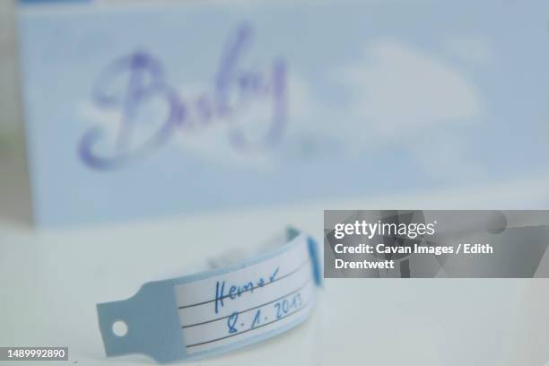 bracelet for newborn baby - hospital identification bracelet stock pictures, royalty-free photos & images