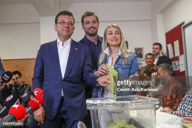 Turkish Mayor of Istanbul metropolitan municipality Ekrem Imamoglu with his wife Dilek Imamoglu and son Semih Imamoglu poses as they casts ballot at...