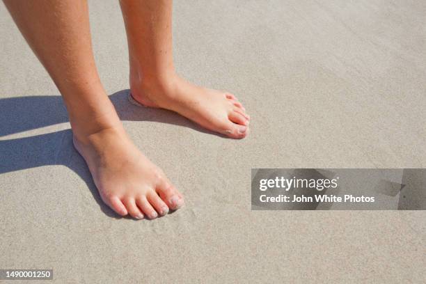 bare feet on a beach. - mens bare feet stockfoto's en -beelden