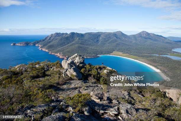 wineglass bay - bahía de coles fotografías e imágenes de stock