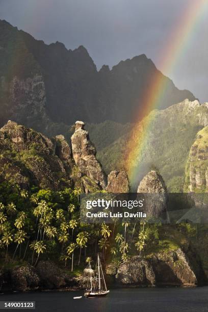 hanavave bay in fatu hiva island - ilhas marquesas imagens e fotografias de stock