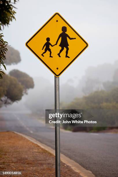 road warning sign. children crossing sign. - placa de travessia de crianças - fotografias e filmes do acervo