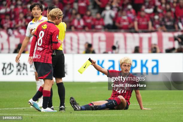 Yuma Suzuki of Kashima Antlers hands over the armband to Shoma Doi during the J.LEAGUE Meiji Yasuda J1 13th Sec. Match between Kashima Antlers and...