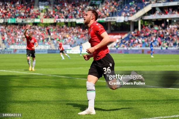 Cedric Teuchert of Hannover 96 celebrates after scoring the team's second goal during the Second Bundesliga match between Hannover 96 and SV...