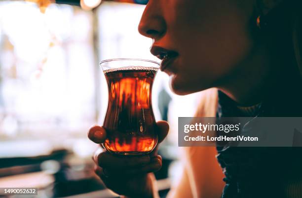 mujer joven bebiendo té turco tradicional - tea fotografías e imágenes de stock