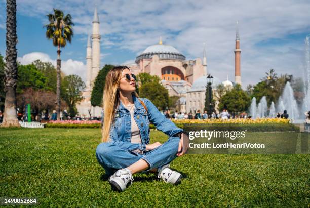 happy woman in front of hagia sophia in istanbul - hagia sophia imagens e fotografias de stock