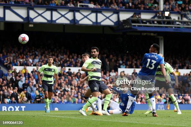 Ilkay Guendogan of Manchester City scores the team's first goal during the Premier League match between Everton FC and Manchester City at Goodison...