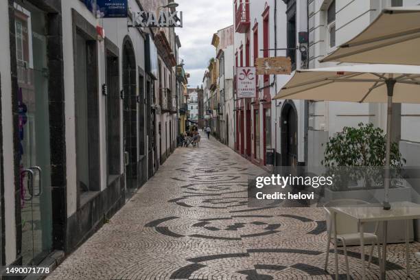 fußgängerzone in ponta delgada auf der insel são miguel auf den azoren, - ponta delgada stock-fotos und bilder