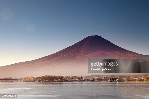 lake kawaguchiko and mt. fuji, at sunrise - stratovolcano 個照片及圖片檔