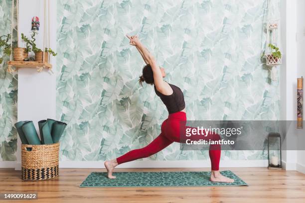 yoga trainer doing yoga indoor class. - praticando imagens e fotografias de stock