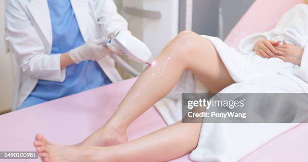 woman leg laser hair removal - beautiful asian legs stockfoto's en -beelden