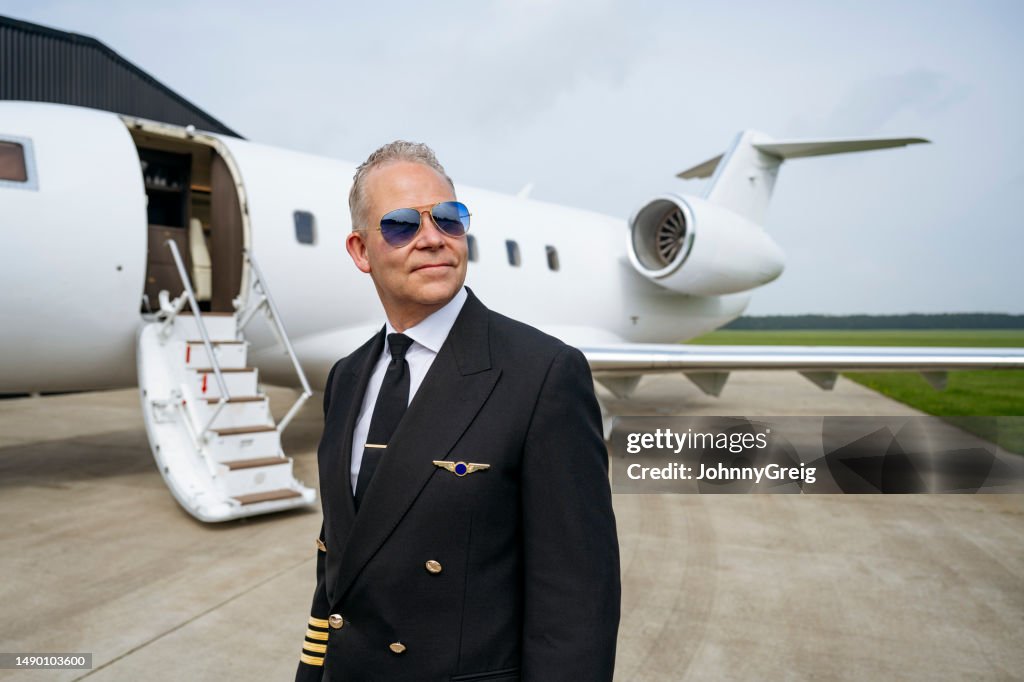 Portrait d’un pilote de jet privé en lunettes d’aviateur
