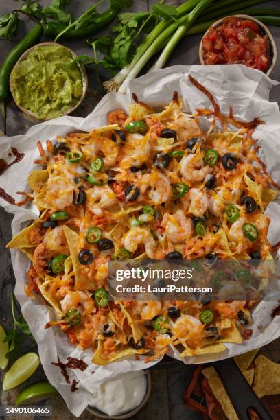 shrimp and lobster nachos - crab pot stockfoto's en -beelden