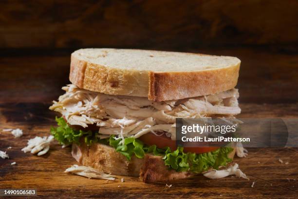 gebratenes hühnchen-sandwich - chicken sandwich stock-fotos und bilder