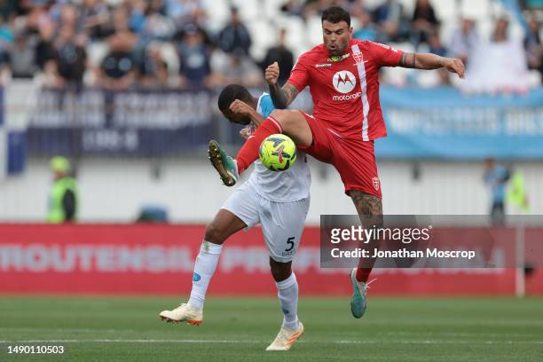 Andrea Petagna of AC Monza anticpates Juan Jesus of SSC Napoli to win the ball during the Serie A match between AC Monza and SSC Napoli at Stadio...