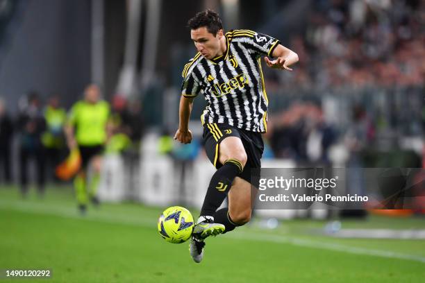 Federico Chiesa of Juventus controls the ball during the Serie A match between Juventus and US Cremonese at Allianz Stadium on May 14, 2023 in Turin,...