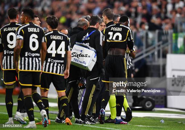 Paul Pogba of Juventus leaves the pitch after sustaining an injury during the Serie A match between Juventus and US Cremonese at Allianz Stadium on...