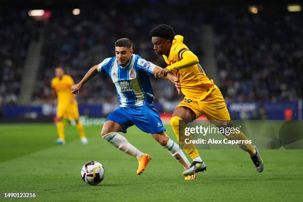 Oscar Gil of RCD Espanyol and Alejandro Balde of FC Barcelona battle for possession during the LaLiga Santander match between RCD Espanyol and FC...