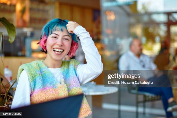 jeune femme souriante aux cheveux colorés. - new age concept photos et images de collection