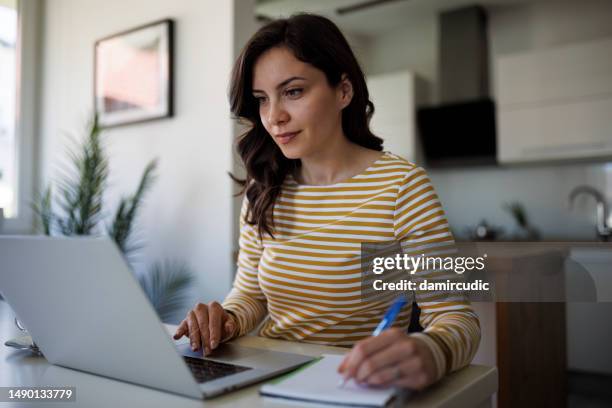 junge frau arbeitet zu hause - online lernen stock-fotos und bilder