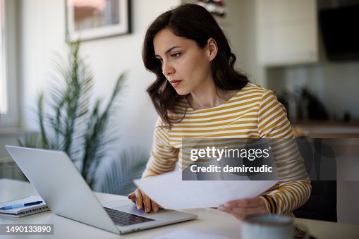 Seriöse junge Frau arbeitet zu Hause Seriöse junge Frau arbeitet zu Hause