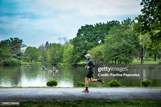 fare jogging in una giornata piovosa - riserva naturale foto e immagini stock