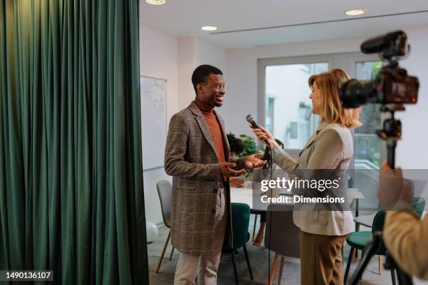 company publicist giving interview to media. - entrevista dos meios de comunicação social imagens e fotografias de stock