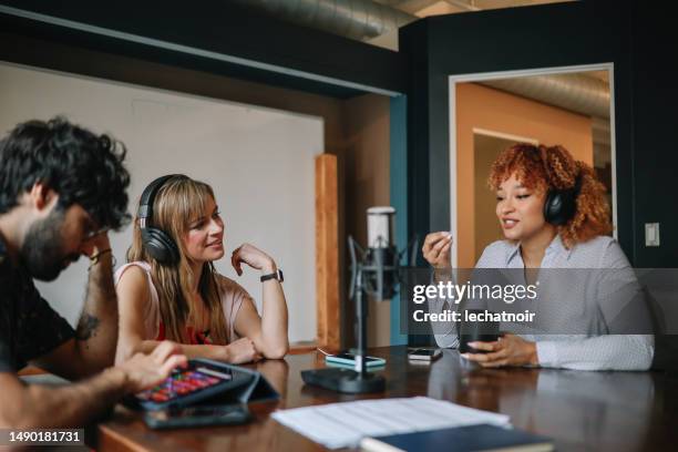 grupo de personas en un programa de podcast en vivo - locutor de radio fotografías e imágenes de stock