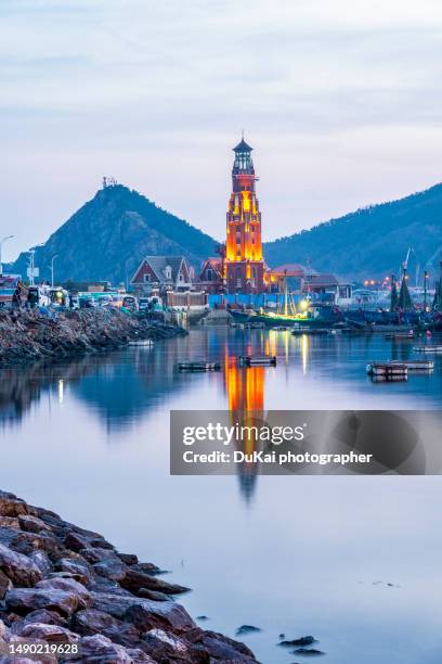 night view of dalian fisherman's wharf lighthouse - limites du terrain - fotografias e filmes do acervo