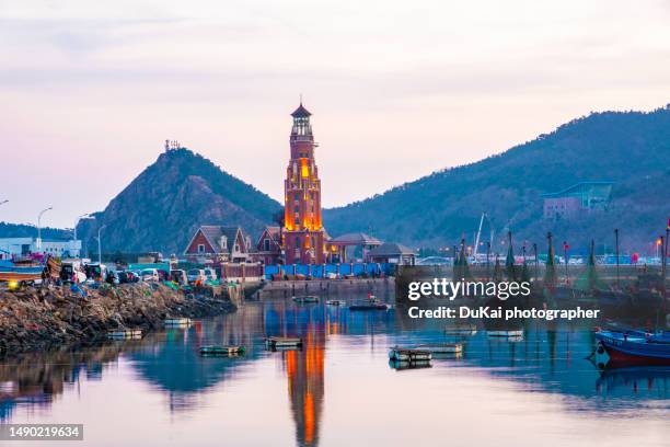 night view of dalian fisherman's wharf lighthouse - limites du terrain - fotografias e filmes do acervo