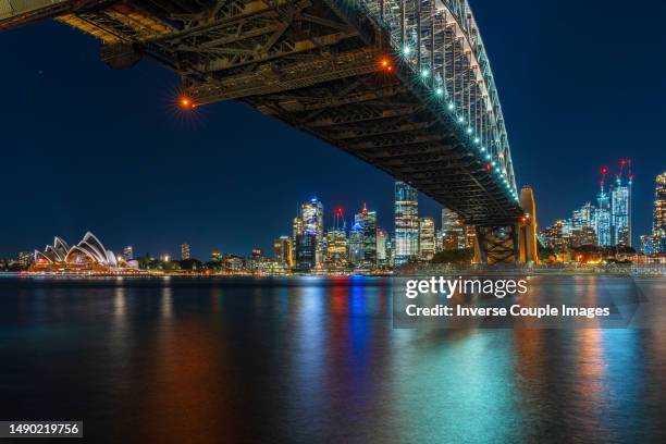 scene of sydney cityscape riverbank with sydney harbor bridge and sydney opera house at the twilight time - sydney harbour bridge night imagens e fotografias de stock