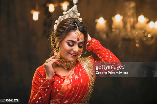 indian traditional bridal look with high quality makeup & jewellery - indian bridal makeup stock pictures, royalty-free photos & images