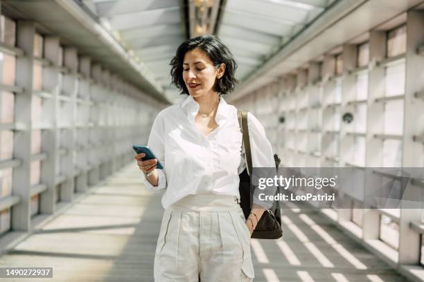 businesswoman on her way to the office - formell klädsel bildbanksfoton och bilder