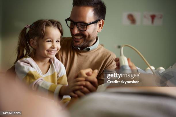 happy father and daughter during woman's medical exam at gynecologists'. - screening of netflixs to all the boys ive loved before arrivals stockfoto's en -beelden