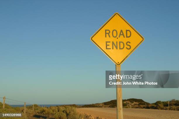road ends sign on a country road. - señal de calle sin salida fotografías e imágenes de stock