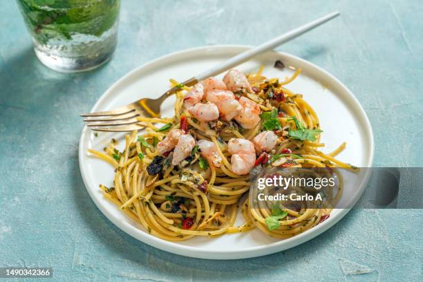 spaghetti,  garlic, oil and shrimps - shrimp scampi stock-fotos und bilder