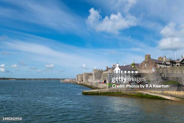 caernarfon promenade and town walls, north wales - north wales stock pictures, royalty-free photos & images