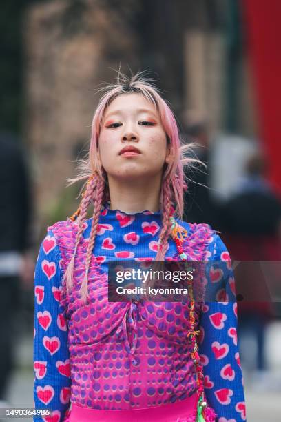 portrait of teenage girl with pink hair - university of tokyo 個照片及圖片檔