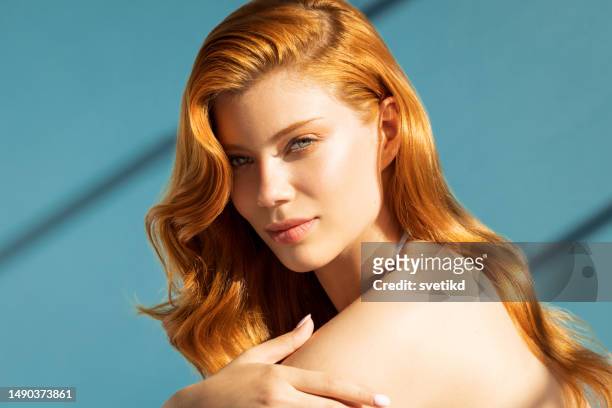 belleza natural - redhead fotografías e imágenes de stock