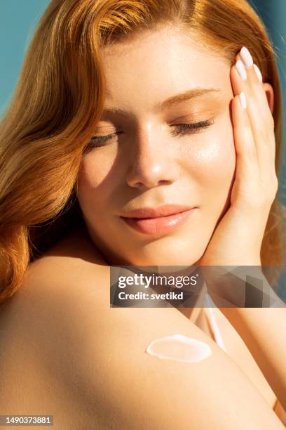 natürliche schönheit - reinheit stock-fotos und bilder