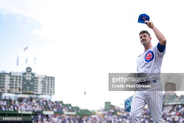 Drew Smyly of the Chicago Cubs tips his hat to the crowd in a game against the Los Angeles Dodgers at Wrigley Field on April 21, 2023 in Chicago,...