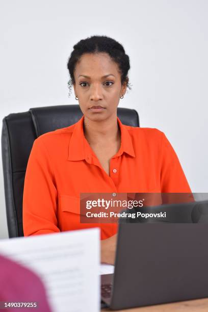 young black woman in office - african american interview stock-fotos und bilder