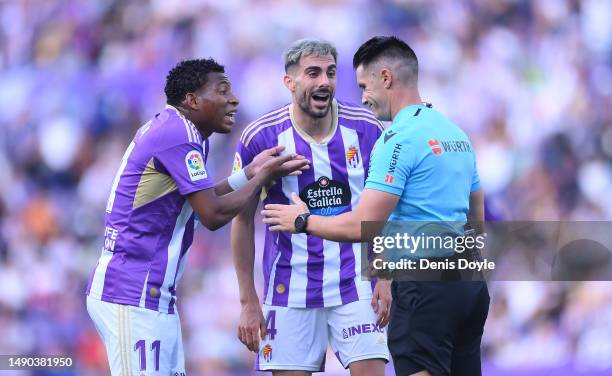 Kike Perez and Gonzalo Plata of Real Valladolid argue with Referee Ortiz Arias during the LaLiga Santander match between Real Valladolid CF and...