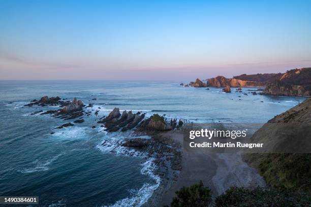 playa de la gueirua, rocky coastline at sunrise. playa de la gueirua, cudillero, asturias, bay of biscay, spain, atlantic ocean. - force de la nature stock pictures, royalty-free photos & images