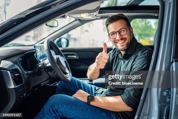 retrato de un cliente feliz comprando un coche nuevo - friendly salesman fotografías e imágenes de stock