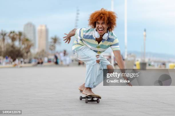 jeune homme en mouvement - exploit sportif photos et images de collection