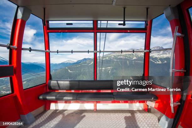 viewing from the gondola whistler peak in british columbia, canada. - voertuiginterieur stockfoto's en -beelden