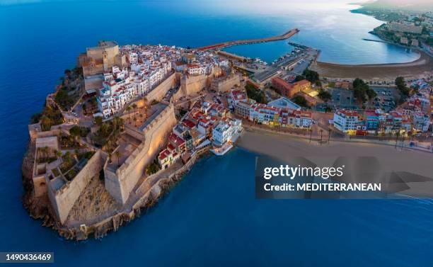 peniscola peñiscola aerial at sunset in castellon on mediterranean sea spain - casetellon de la plana stockfoto's en -beelden