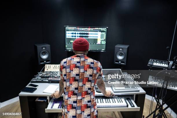 producer man analyzing the recording in the a recording studio - sintetizador imagens e fotografias de stock
